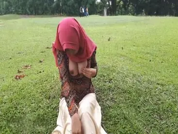 Nekat Buka Bukaan Depan Umum Hijabers Berani